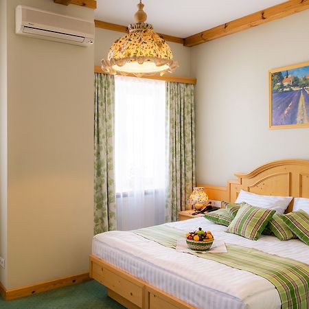 Landhaus Hotel Brovary Buitenkant foto