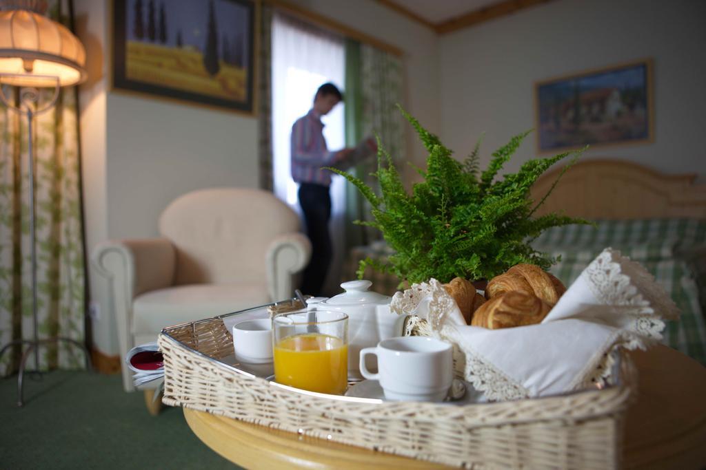 Landhaus Hotel Brovary Buitenkant foto