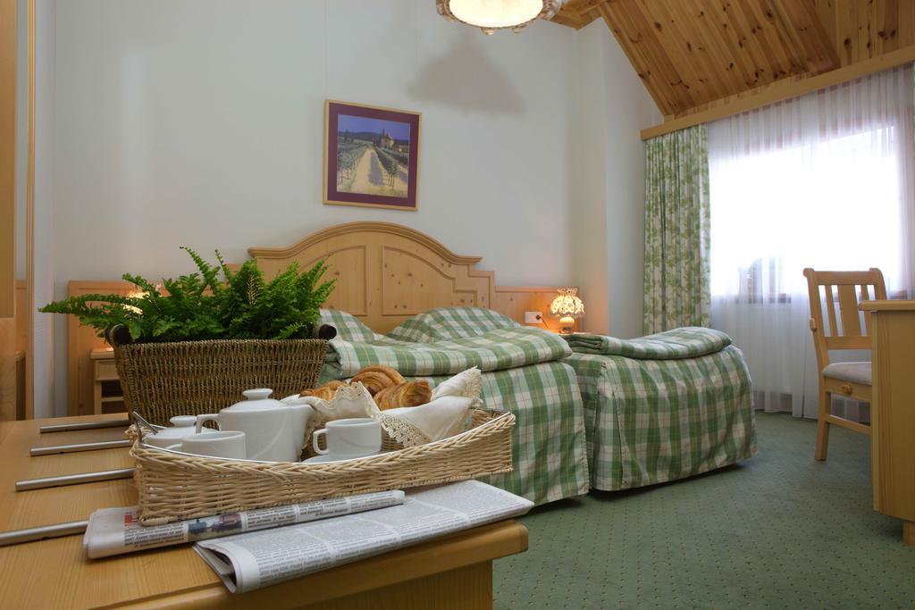 Landhaus Hotel Brovary Buitenkant foto