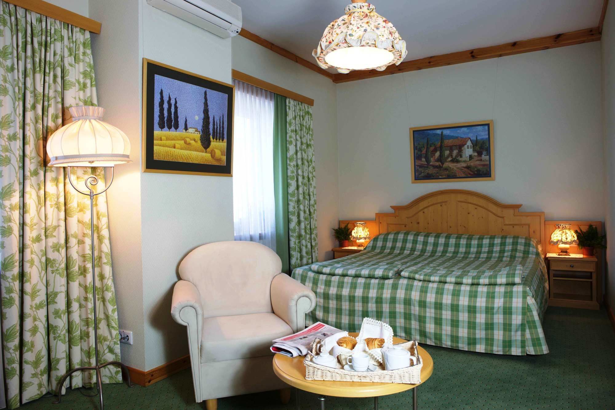 Landhaus Hotel Brovary Buitenkant foto